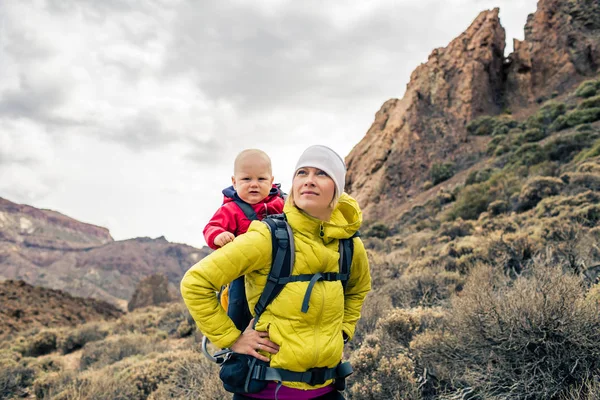 Mãe super-herói com menino viajando na mochila — Fotografia de Stock