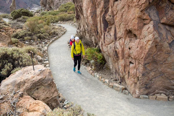Mutlu anne küçük çocuk sırt çantası içinde seyahat ile