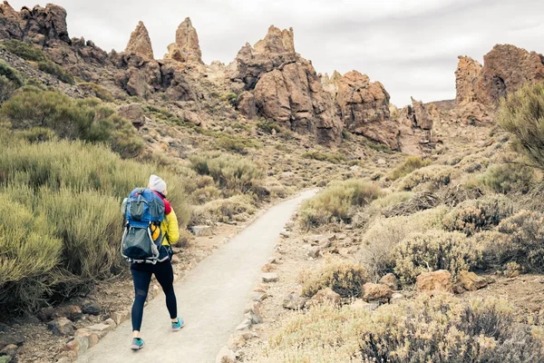 Mutlu anne küçük çocuk sırt çantası içinde seyahat ile