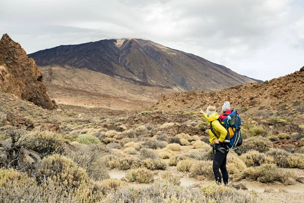 Madre feliz con niño viajando en mochila — Foto de Stock