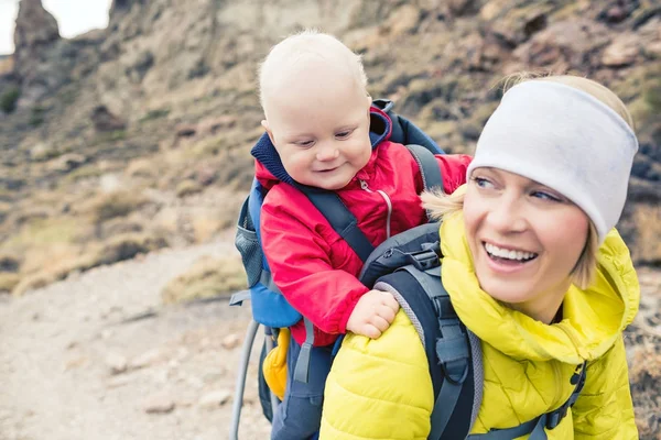 Gelukkig moeder met kleine jongen reizen in rugzak — Stockfoto