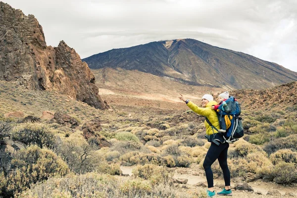 Mutlu anne küçük çocuk sırt çantası içinde seyahat ile
