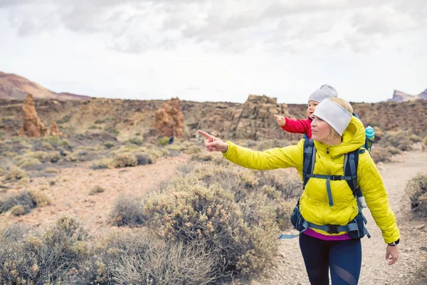 Mãe feliz com menino viajando na mochila — Fotografia de Stock