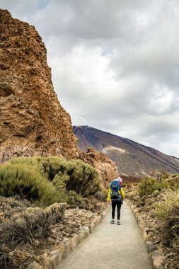 Süper anne ile bebek sırt çantası içinde hiking