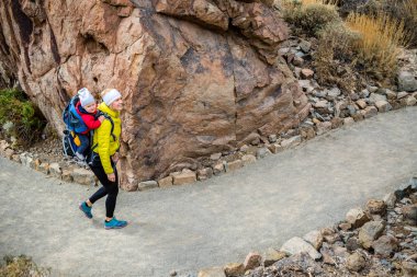 Süper anne bebek çocuk sırt çantasında hiking ile