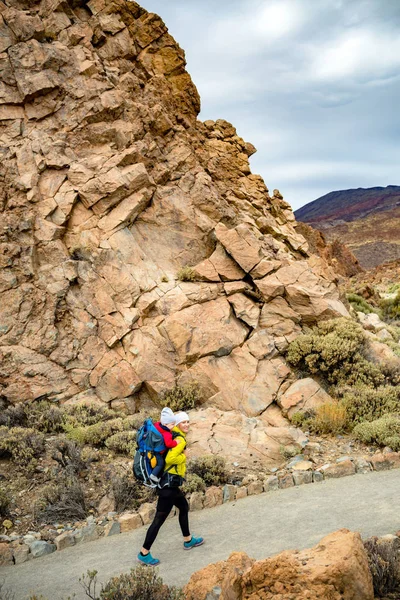 Mãe com bebê menino caminhadas na mochila — Fotografia de Stock