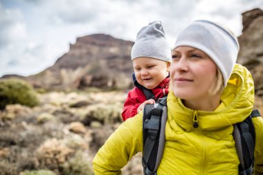 Süper anne bebek çocuk sırt çantasında hiking ile