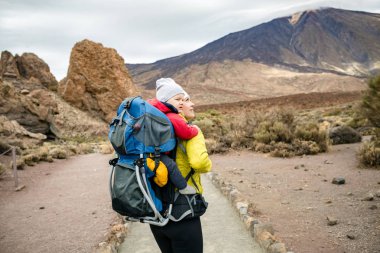 Süper anne bebek çocuk sırt çantasında hiking ile