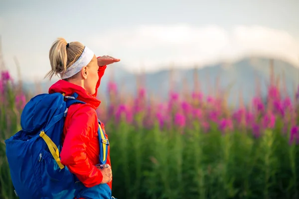 Escursioni donna in montagna, avventura e viaggi — Foto Stock