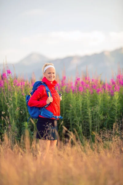 Žena, Turistika v horách, dobrodružství a cestování — Stock fotografie