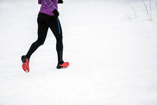 Sendero mujer corriendo en las montañas de invierno — Foto de Stock