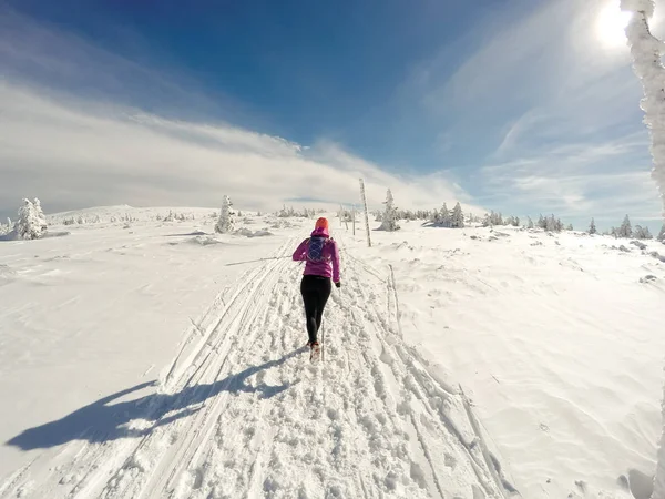 Running woman on winter trail, snow and white mountains — Stock Photo, Image