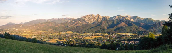 Inspirerende Bergen landschap Panorama, mooie zomerse in Tatr — Stockfoto