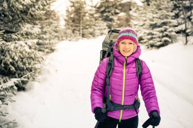 Kadın sırt çantası ile beyaz kış orman ormanda hiking. Rekreasyon fitness ve sağlıklı yaşam tarzı açık havada doğa, açık havada kamp. Motivasyon ve ilham verici kış manzarası.