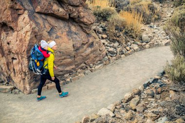 Süper anne bebek çocuk sırt çantasında hiking ile
