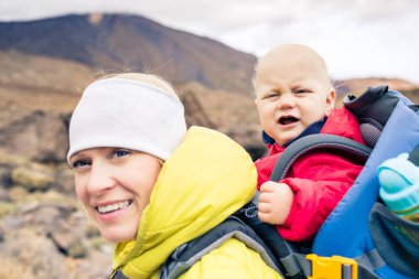 Süper anne bebekle seyahat sırt çantasında hiking