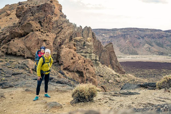 Caminhada em família, mãe com bebê na mochila — Fotografia de Stock