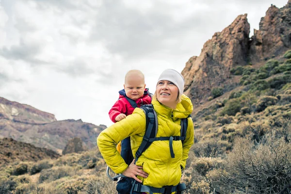 Mãe super-herói com menino viajando na mochila — Fotografia de Stock