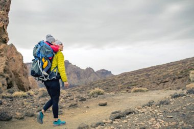 Süper anne bebek çocuk sırt çantasında hiking ile