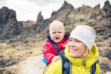Genç anne küçük çocuk sırt çantası içinde seyahat ile