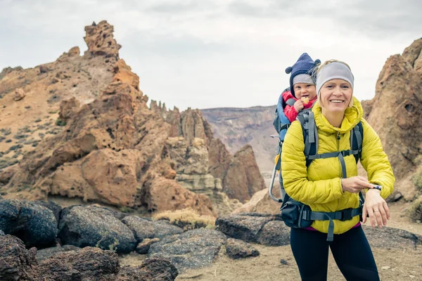 Ung mamma med baby pojke reser i ryggsäck — Stockfoto