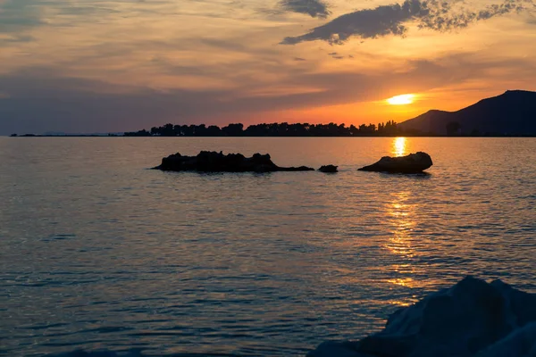 Inspirational beautiful sunset landscape at sea and mountains — Stock Photo, Image