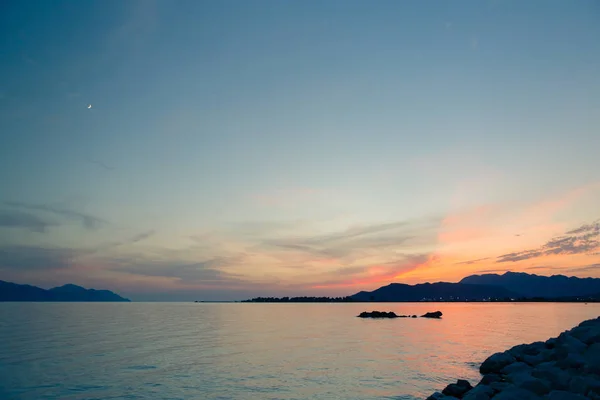 Inspirational beautiful sunset landscape at sea and mountains — Stock Photo, Image