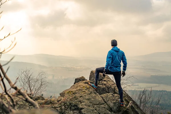 Homme regardant et célébrant lever de soleil et paysage — Photo