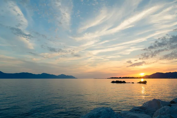Inspirational beautiful sunset landscape at sea and mountains — Stock Photo, Image