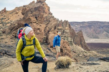 Hiking, sırt çantası içinde seyahat bebek çocuk ile aile