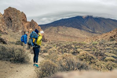 Hiking, sırt çantası içinde seyahat bebek çocuk ile aile