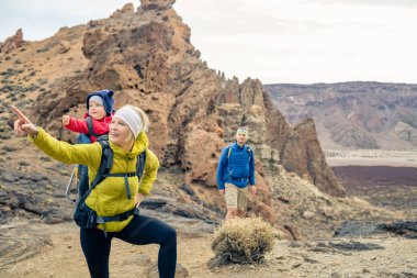 Sırt çantası içinde seyahat eden erkek bebek ile hiking Çift