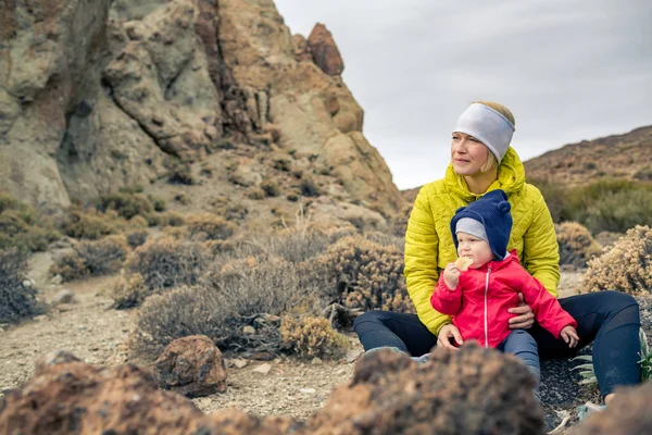 Счастливая мать с маленьким мальчиком, путешествующим в горах — стоковое фото