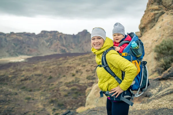 Felice madre con bambino che viaggia nello zaino — Foto Stock