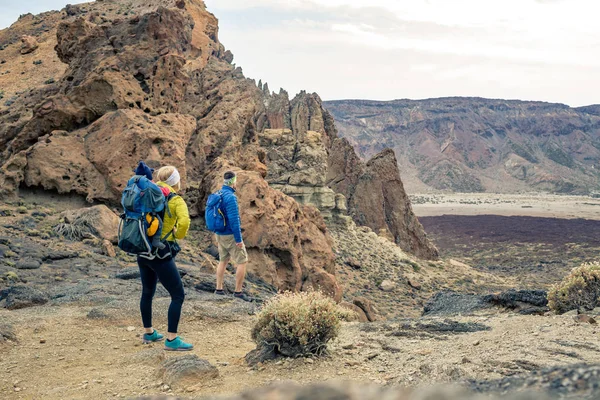 Family hiking with baby boy travelling in backpack — Stock Photo, Image