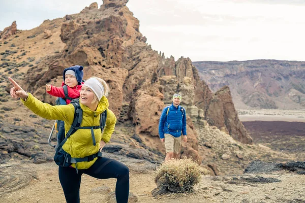 Sırt çantası içinde seyahat eden erkek bebek ile hiking Çift — Stok fotoğraf