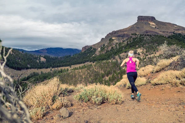 Trail running κορίτσι μέσα στα βουνά, σε βραχώδες μονοπάτι — Φωτογραφία Αρχείου