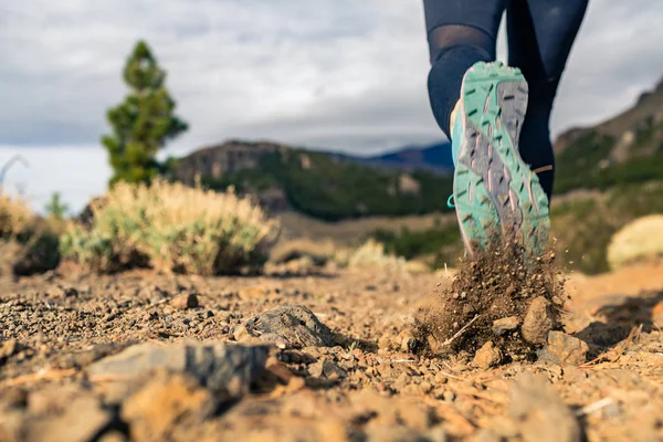 Schuhsohle beim Wandern in den Bergen auf felsigem Fußweg — Stockfoto