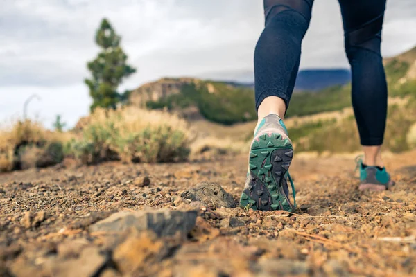 Sole of shoe walking in mountains on rocky footpath — Stock Photo, Image