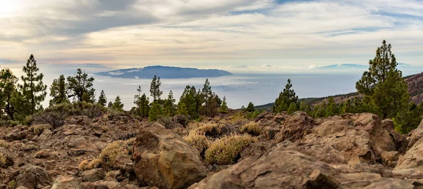 Montañas inspiradoras Paisaje, islas y océano — Foto de Stock