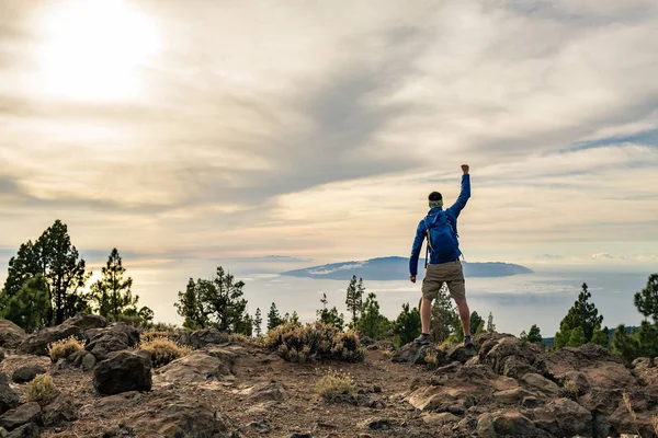 Man celebrating sunset looking at view in mountains — Stock Photo, Image