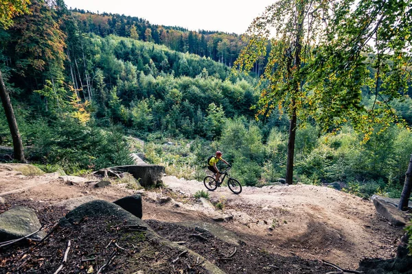 Mountainbike-cyklist ridning cykling i höst skog — Stockfoto