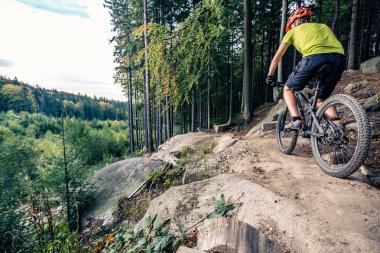 Sonbahar ormanda bisiklet sürme Mountainbiker