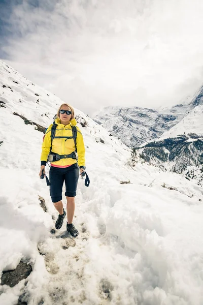 Escursionista donna passeggiando nelle montagne dell'Himalaya, Nepal — Foto Stock