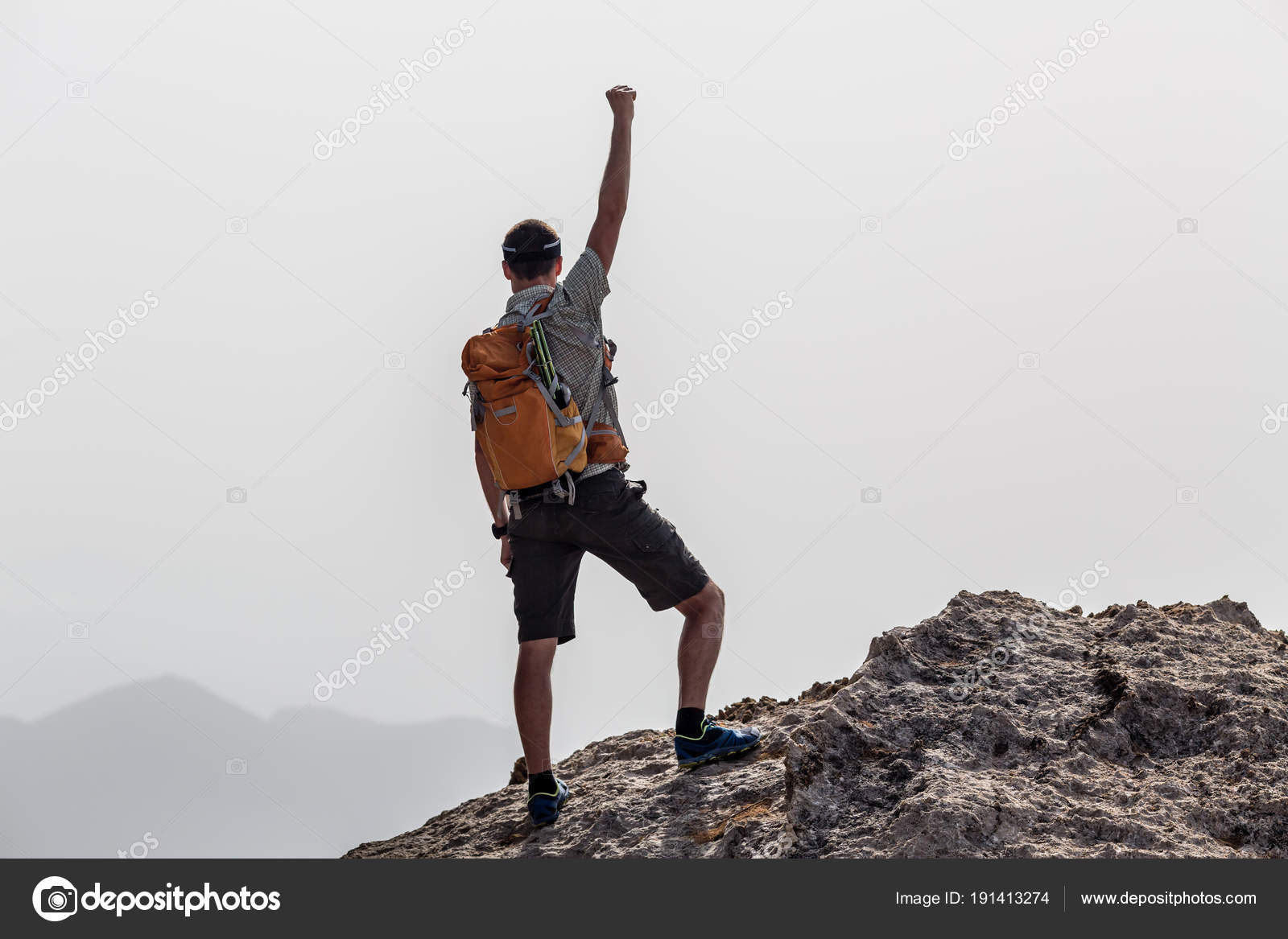 киллиан ночной бегун. человек на холме. человек идет в гору. человек в горах. человек поднимается на холм.