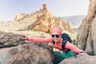 Dağın tepesinde, backpacker macera ulaştı kadın uzun yürüyüşe çıkan kimse