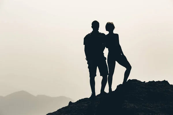 Pareja celebrando, alcanzando la meta de la vida y el amor — Foto de Stock