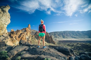 Dağın tepesinde, backpacker macera ulaştı kadın uzun yürüyüşe çıkan kimse