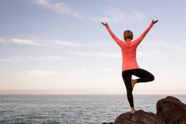 Kadın meditasyon Yoga vrksasana ağaç poz