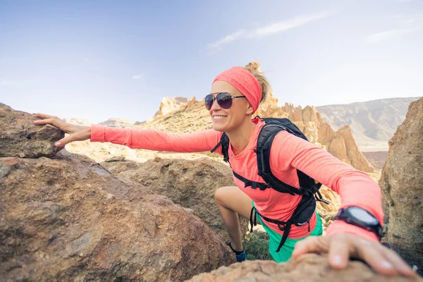 Mujer excursionista escalando montañas, aventuras de fin de semana —  Fotos de Stock